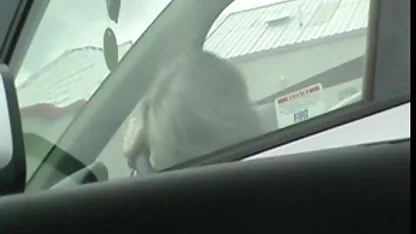二ブルネットは一人の男を提供します アダルト 女性 クンニ