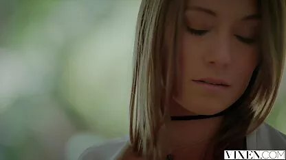 彼の友人が彼女のお尻を舐めながら女の子をねじ込む男 動画 セックス 女性