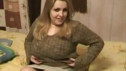 彼女はお金を稼ぎ、若いヒールと性交する 女 の av 動画