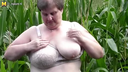 マッサージ師は、毛の商品とクライアントを犯した 女性 の セックス 動画