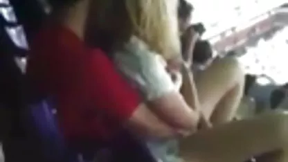明るいブロンド伸ばし両足の前のbeau 女 向け av 動画