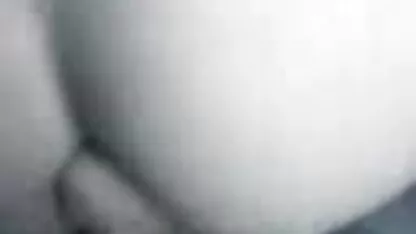 若い学生をクソし、膣に精液を注ぐ エロ 動画 高 身長 女