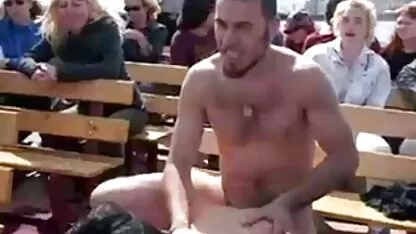 ブルネットは女性に近づき、彼女にセックスを提供した 女 の ため の セックス 動画