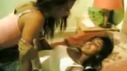 古い灰色の髪の男人キャップfucks若い 女 の エッチ 無料 動画