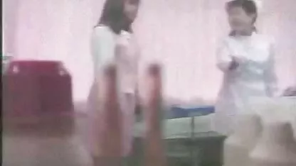 ブロンドは、テーブルの上にファッカーの前にスリングを投げた 大人 動画 女性