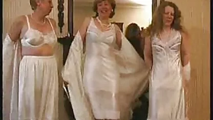 ホットタブの中でよくクソ クンニ 動画 女性