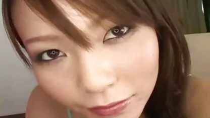 女子学生はナイトクラブで彼らの友人に与えられています 女性 動画 イケメン